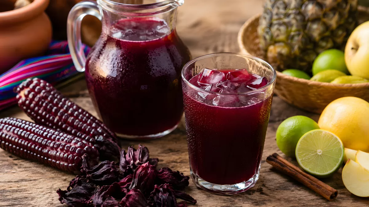 Chicha Morada mit Zutaten auf Holztisch