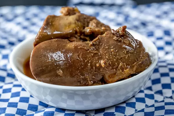 Chicken liver stewed with onions