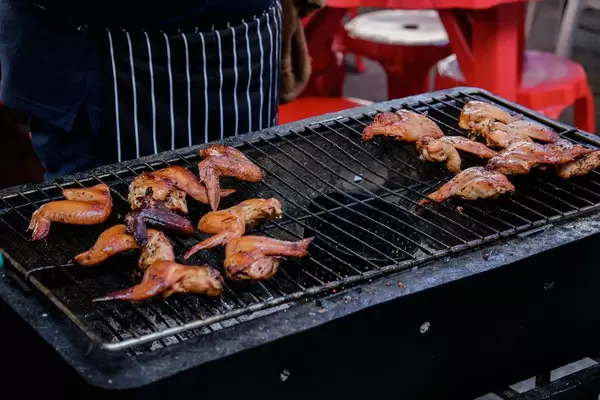 Chicken Wings auf einem Grill