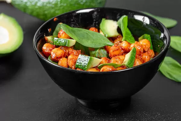 Chickpeas in tomato sauce with avocado slices and spinach (Flip 2019)