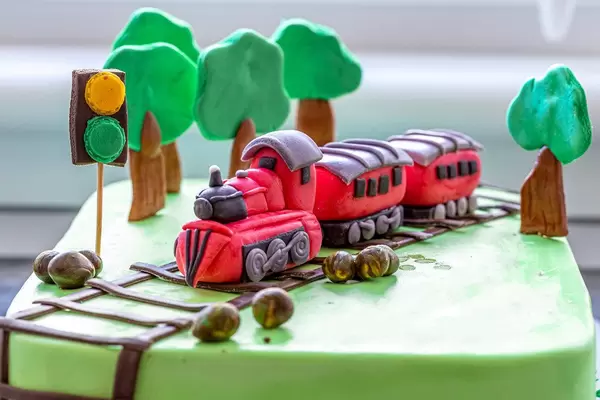 Children's birthday cake decorated with a train (Flip 2020)
