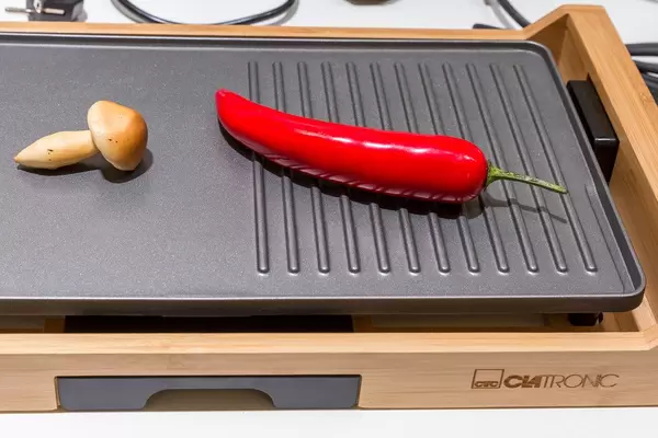 Chilischote und Pilz auf dem TG 3697 Tischgrill mit Bambusrahmen von CLATRONIC