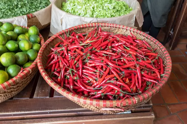 Chilischoten im Flechtkorb am Danilovsky Market in Moskau