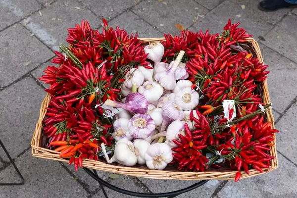 Chilischoten und Knoblauch in einem Korb