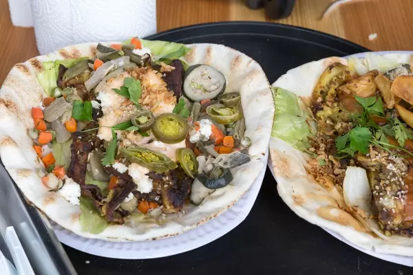 Chilli Cheese Belly: Zuzumis Wrap mit Garlic Belly, Barbecue Veggies, Cheesecreme, Schafskäse, Salat, Kräutern und Jalapeños