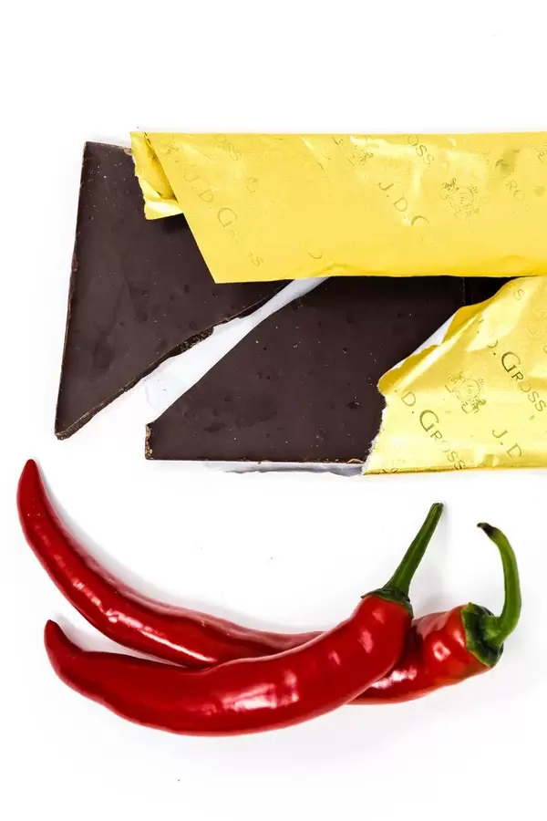 Chilli flavoured fine dark chocolate with two chilli peppers next to it