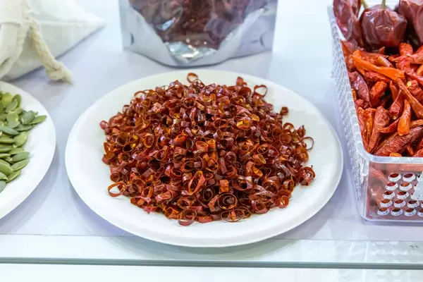 Chilliringe getrocknet auf einem Teller