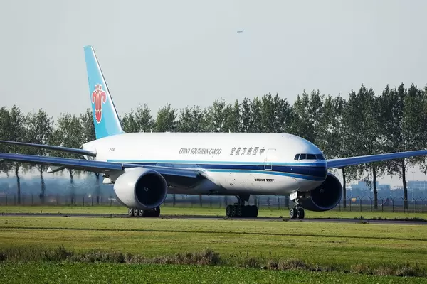China Southern Cargo Airlines taxiert auf dem Flughafen Amsterdam-Schiphol
