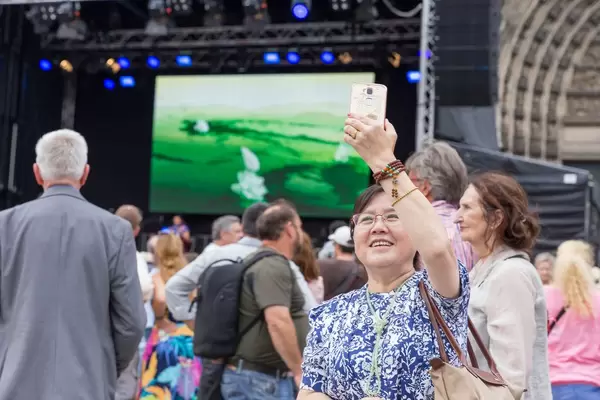 Chinesin fotografiert das Treiben - Chinafest, Köln