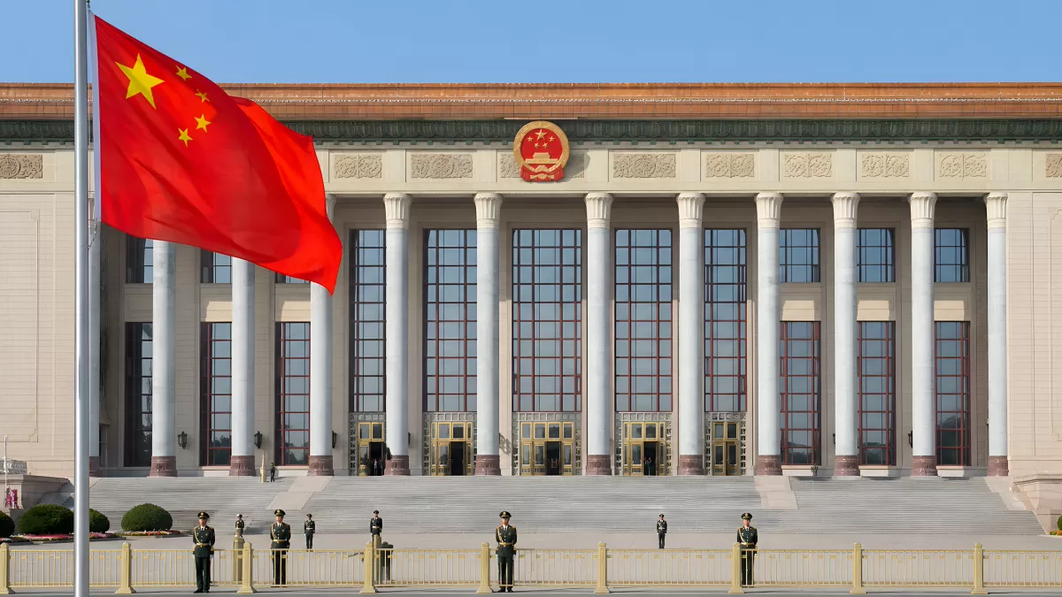 Chinesische Flagge vor dem Großen Volkspalast in Peking