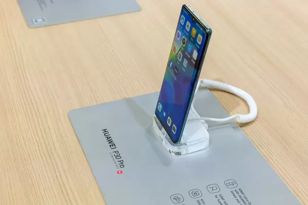 Chinesische Handys: Seitenansicht des Huawei Smartphone P30 Pro mit Leica-4-fach Kamera und Superzoom