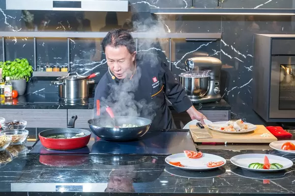 Chinesischer-amerikanischer Koch Martin Yan der PBS-TV-Kochshow Yan Can Cook, live auf der IFA-Bühne in Berlin