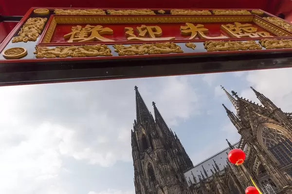 Chinesisches Tor und der Kölner Dom im Hintergrund - Chinafest, Köln