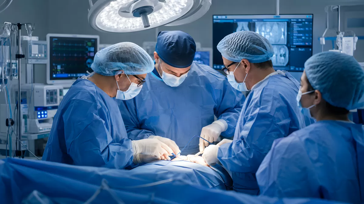 Chirurgen während einer OP im Operationssaal