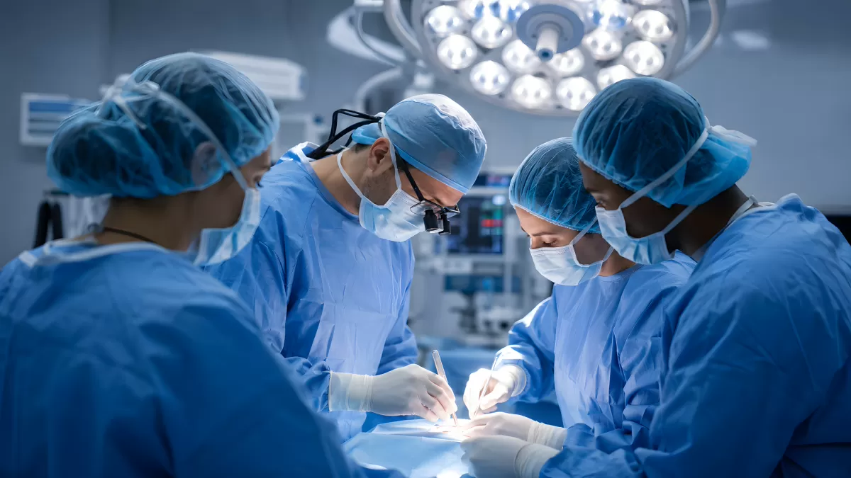 Chirurgenteam arbeitet gemeinsam im OP-Saal