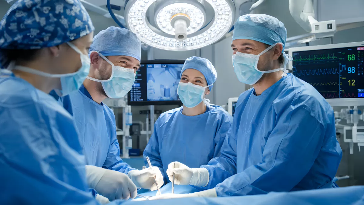 Chirurgenteam bei einer Operation im OP-Saal