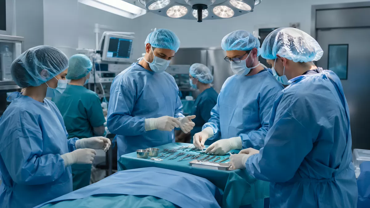 Chirurgenteam bei komplexer Operation im OP-Saal