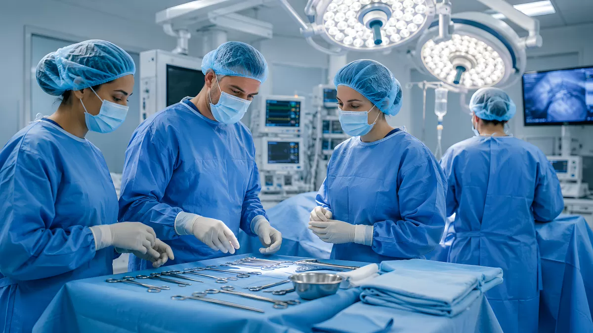Chirurgenteam bereitet OP-Instrumente im Operationssaal vor
