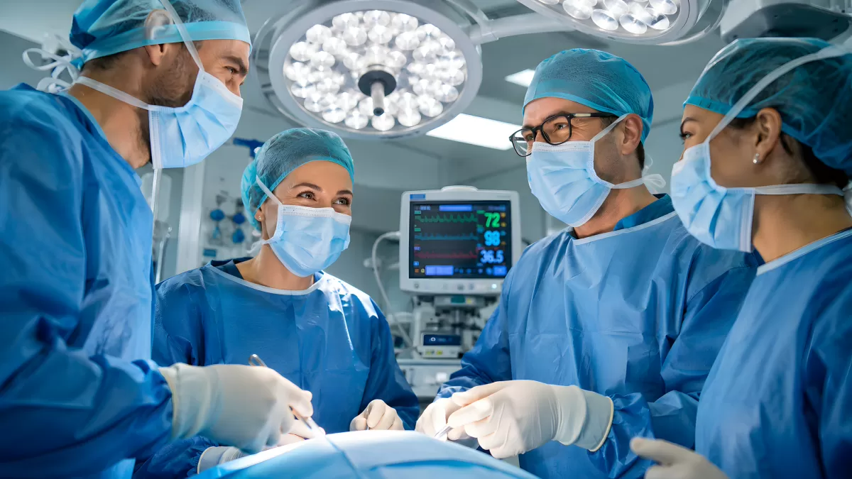Chirurgenteam führt Operation im OP-Saal durch