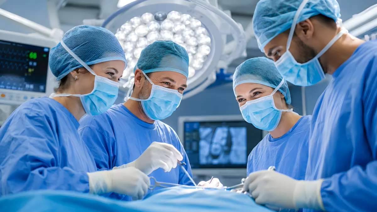 Chirurgenteam operiert gemeinsam im OP-Saal