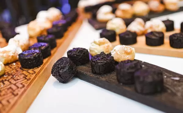 Chocolate And Vanilla Cup Cakes On The Wooden Plate (Flip 2020)