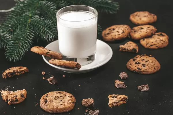 Chocolate chip cookies and milk for Santa (Flip 2019)