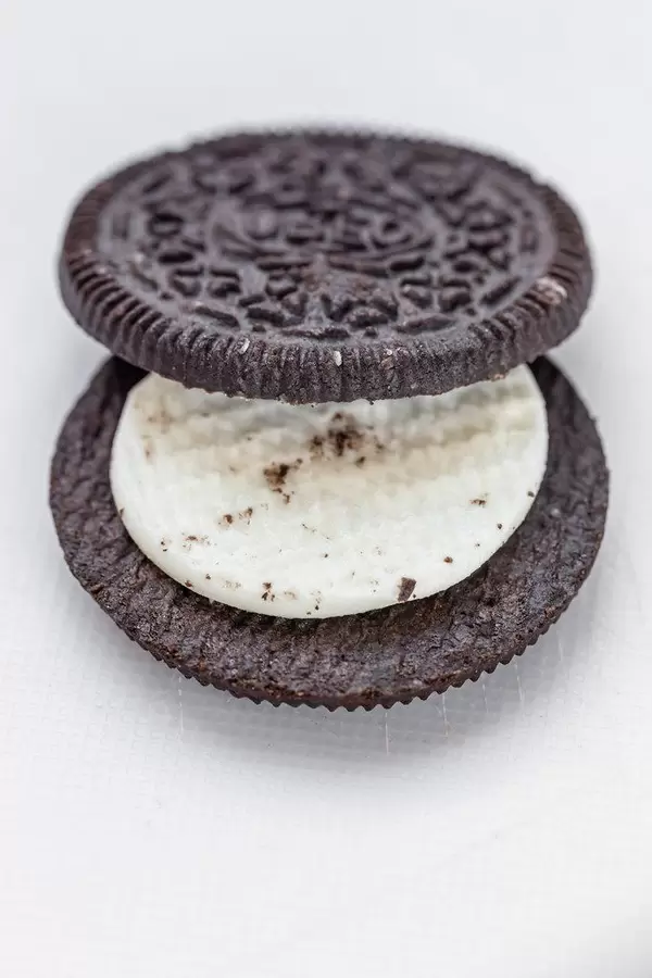 Chocolate chip cookies with white cream filling inside (Flip 2019)