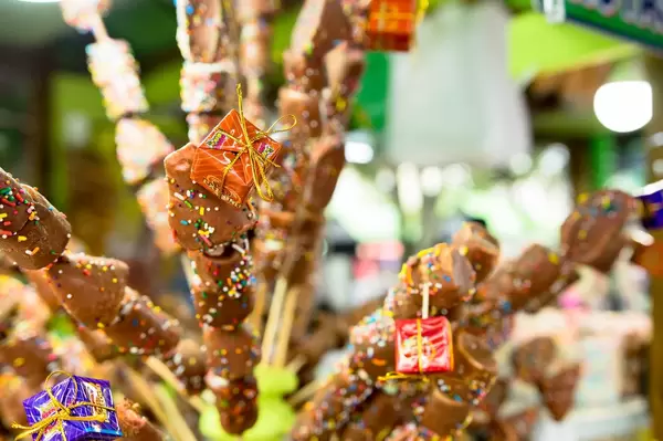 Chocolate covered marshmellow pinchos