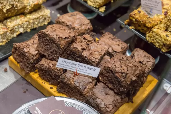Chocolate Oat Brownies mit Gluten, Weizen und Nüssen. Nicht geeignet für Veganer
