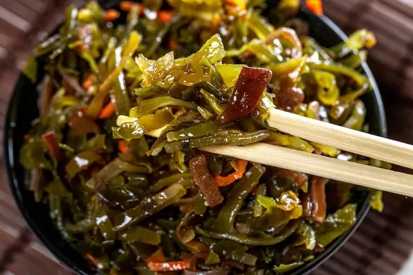 Chopsticks gaining seaweed (Flip 2019)