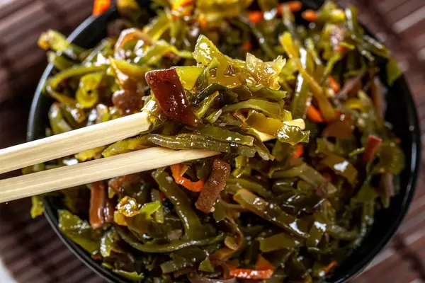 Chopsticks gaining seaweed