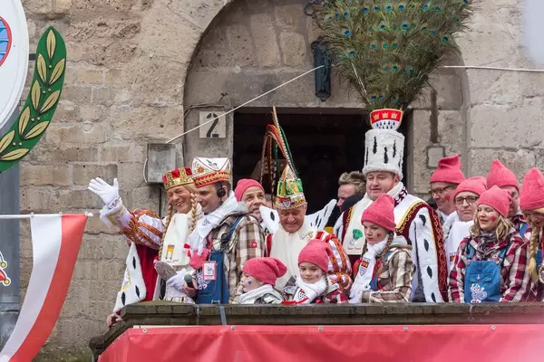 Christian Krath, Frank Breuer und Ralf Schumacher als Kölner Dreigestirn beim Rosenmontagszug unter dem Motto: Et Hätz schleiht em Veedel