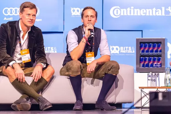 Christian Saller von Holtzbrinck Ventures und Christopher Steinau von Northzone: Risikokapitalgeber in Lederhosen auf der Bits & Pretzels Couch