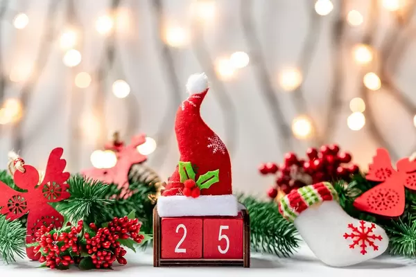 Christmas composition with the date of the celebration on the bokeh of the glowing garland