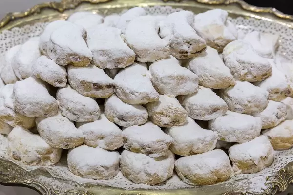 Christmas pastry with powdered sugar: Kourabie Bites with almonds and chios mastiha by Deluxe