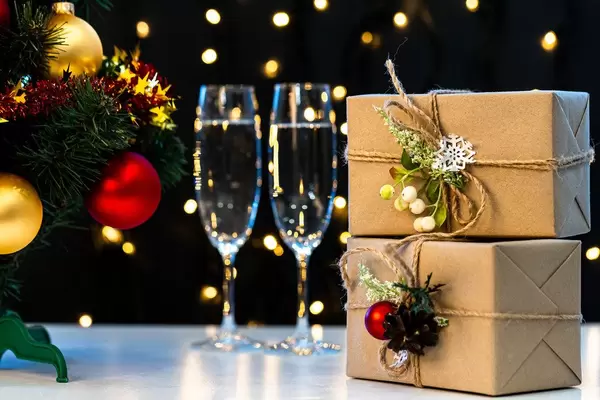 Christmas tree, gifts and glasses of champagne (Flip 2019)