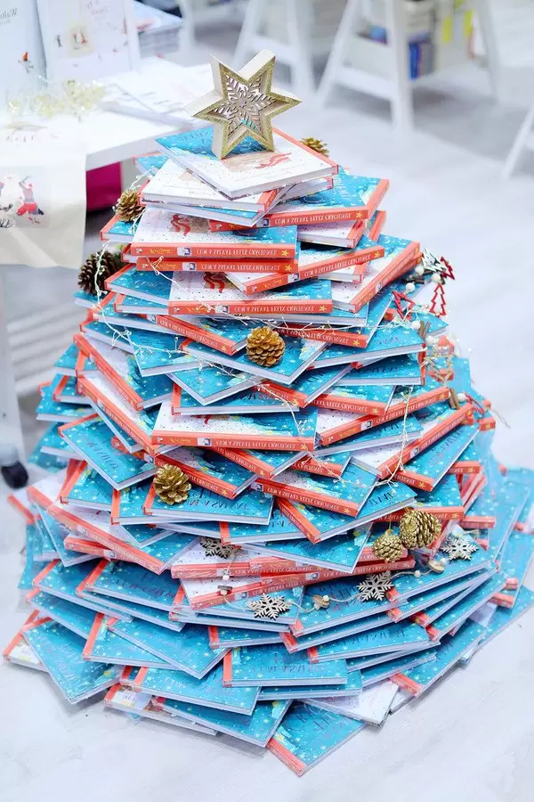 Christmas tree made of books, star on top (Flip 2019)