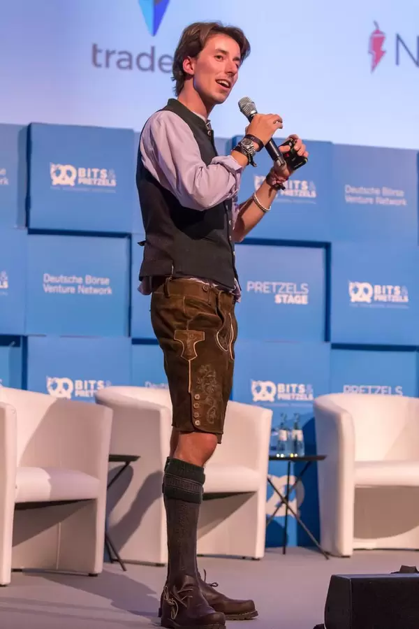 Christopher Obereder - in Lederhosen auf der Bühne des Bits & Pretzels Festival in München