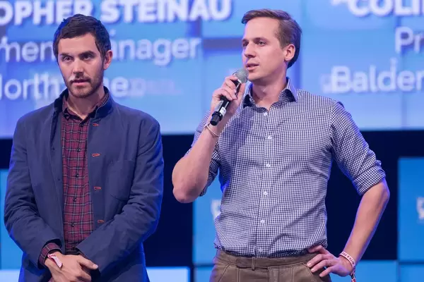 Christopher Steinau spricht - daneben Colin Hanna