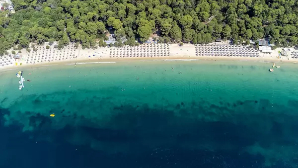 Chrysi Ammos ("goldener Sand") Strand bei Koukounaries. Luftaufnahme des beliebtes Strand