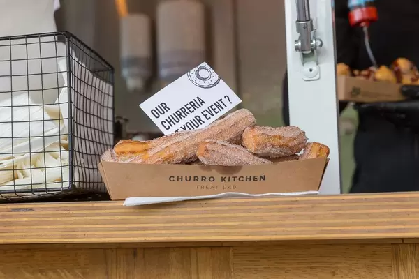 Churro Kitchen: iberisches Gebäck, längliche Krapfen mit Zucker