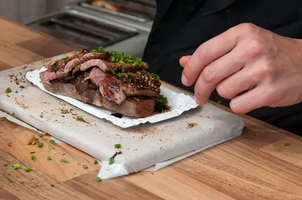Cider-Steak mit Schnittlauch und Brot