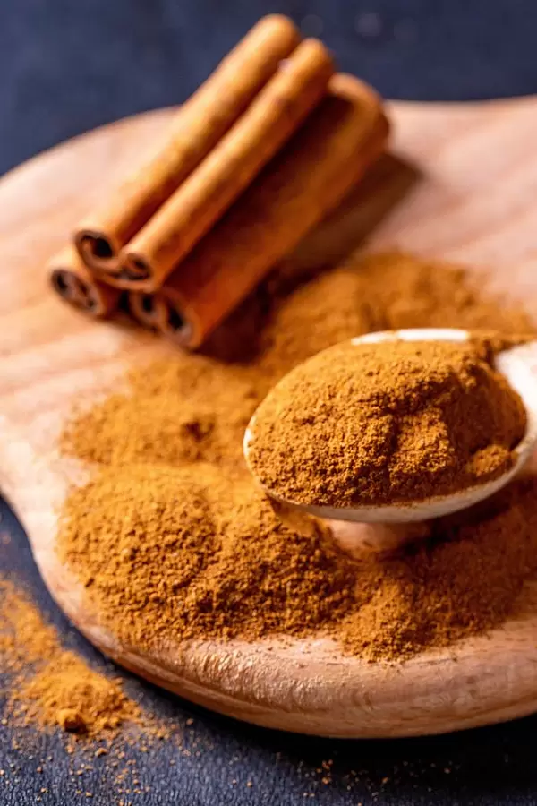 Cinnamon ground and sticks