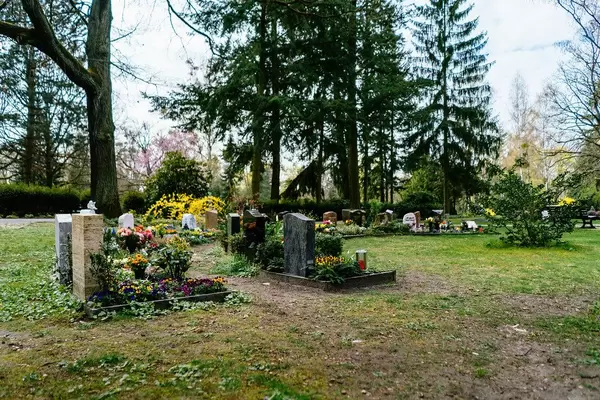 Circle of greaves at German cemetery in Potsdam (Flip 2019)