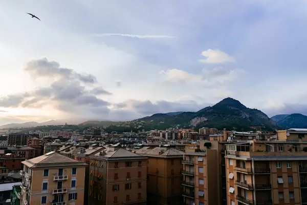 City by the mountain / Stadt am Berg