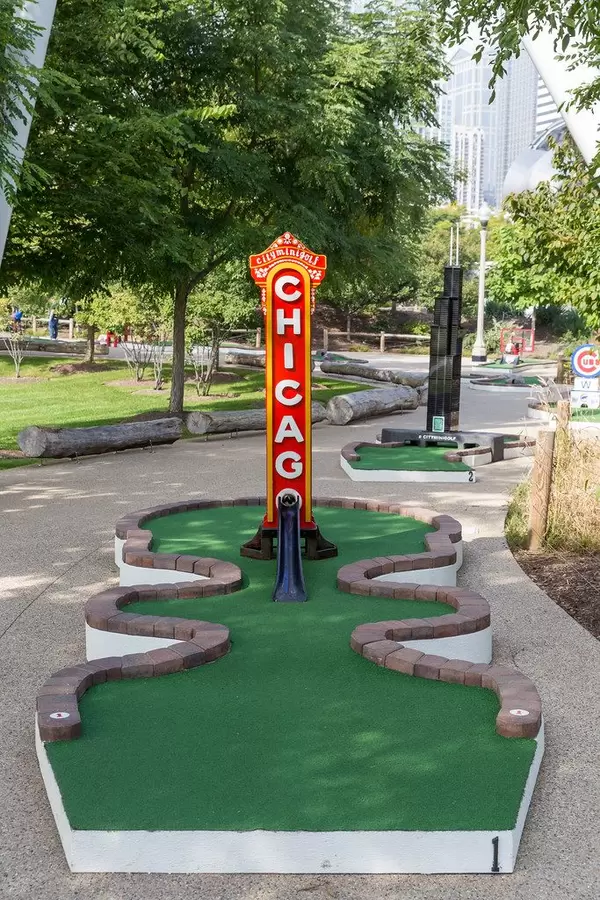 City Mini Golf in Chicago mit dem berühmten rot-gelbem Schild vom Chicago Theater