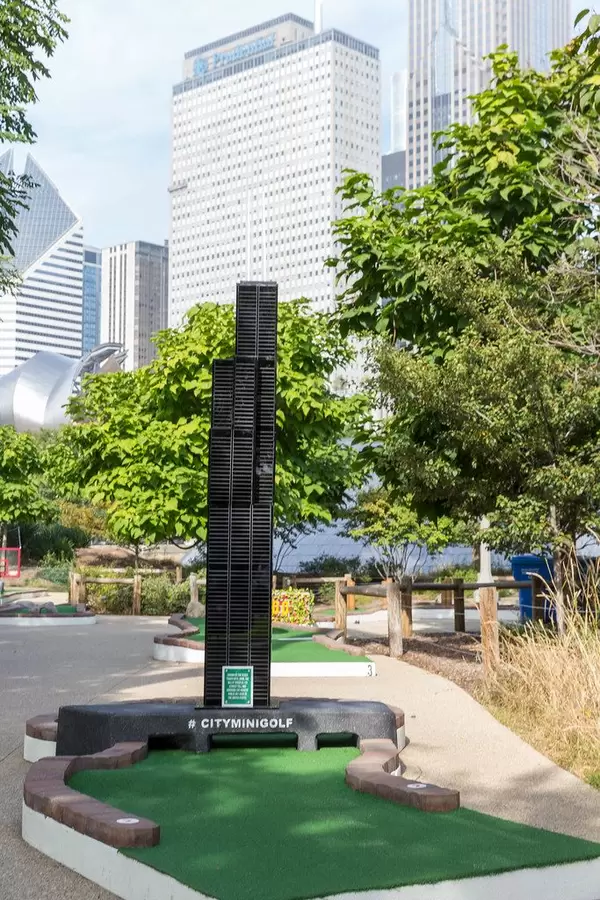 City Mini Golf in Chicago mit dem höchsten Gebäude der Stadt Chicago, dem Willis Tower (damaligem Sears Tower)