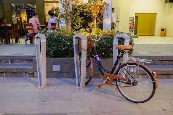 Classic bicycle parked in an alley (Flip 2019)