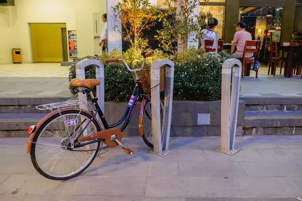 Classic bicycle parked in an alley