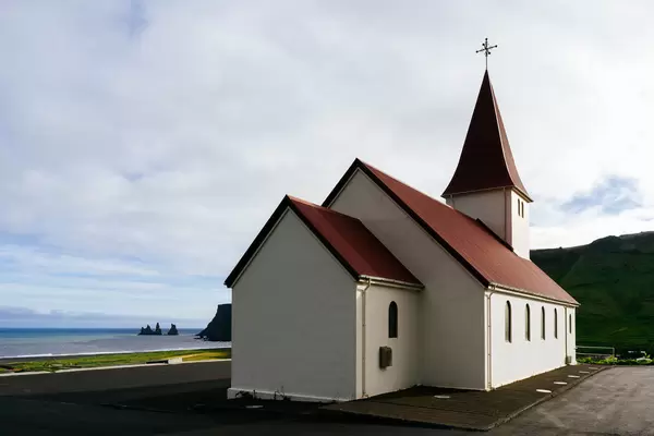 Classical Icelandic church with ocean view / Translate  Classical Icelandic church with ocean view  Klassische isländische Kirche mit Meerblick
